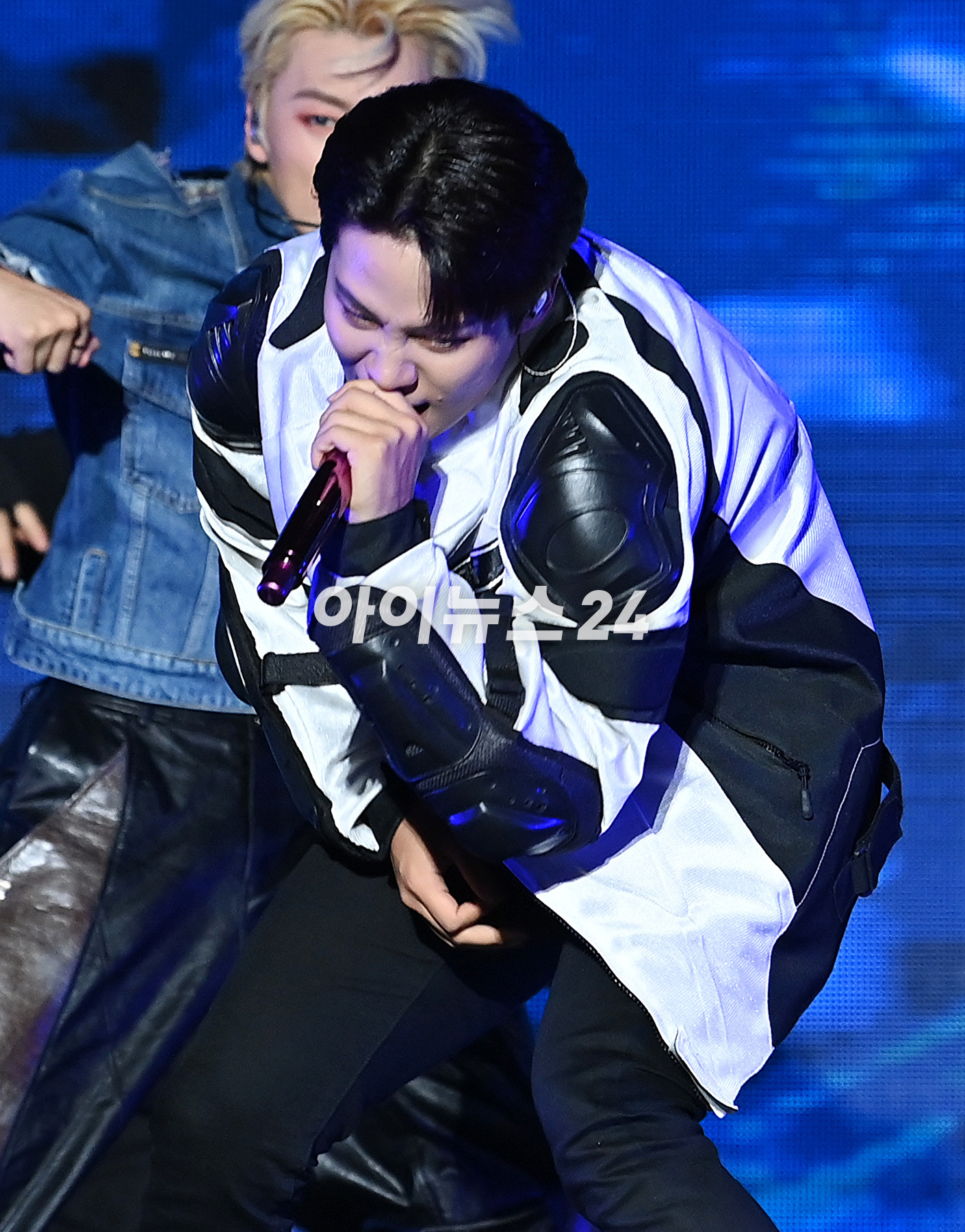 그룹 에이티즈가 28일 오후 서울 광진구 군자동 세종대학교 대양홀에서 열린 신보 '더 월드 에피소드 1 : 무브먼트(THE WORLD EP.1 : MOVEMENT)' 발매 기념 쇼케이스에서 포즈를 취하고 있다. [사진=김성진 기자]