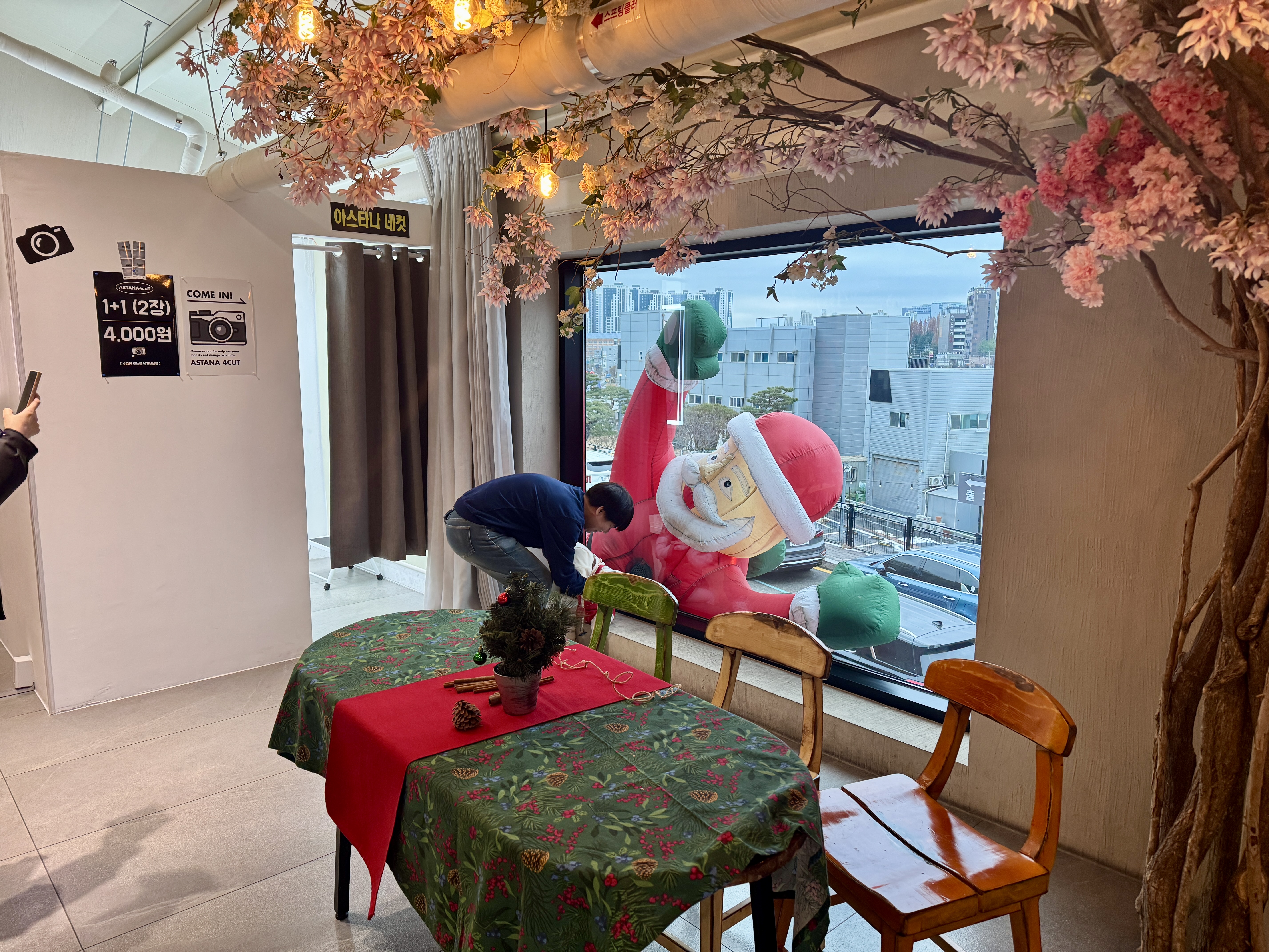 동탄 카페 아스타나 포토존에서 보이는 창문밖의 산타 얼굴 장식&amp;#44; 아이들과 함께 사진 찍기 좋은 장소