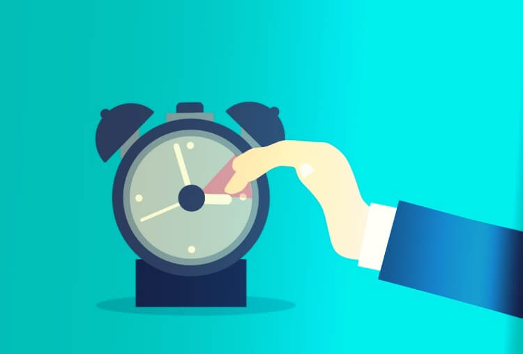 자명종-시계를-조정하는-손