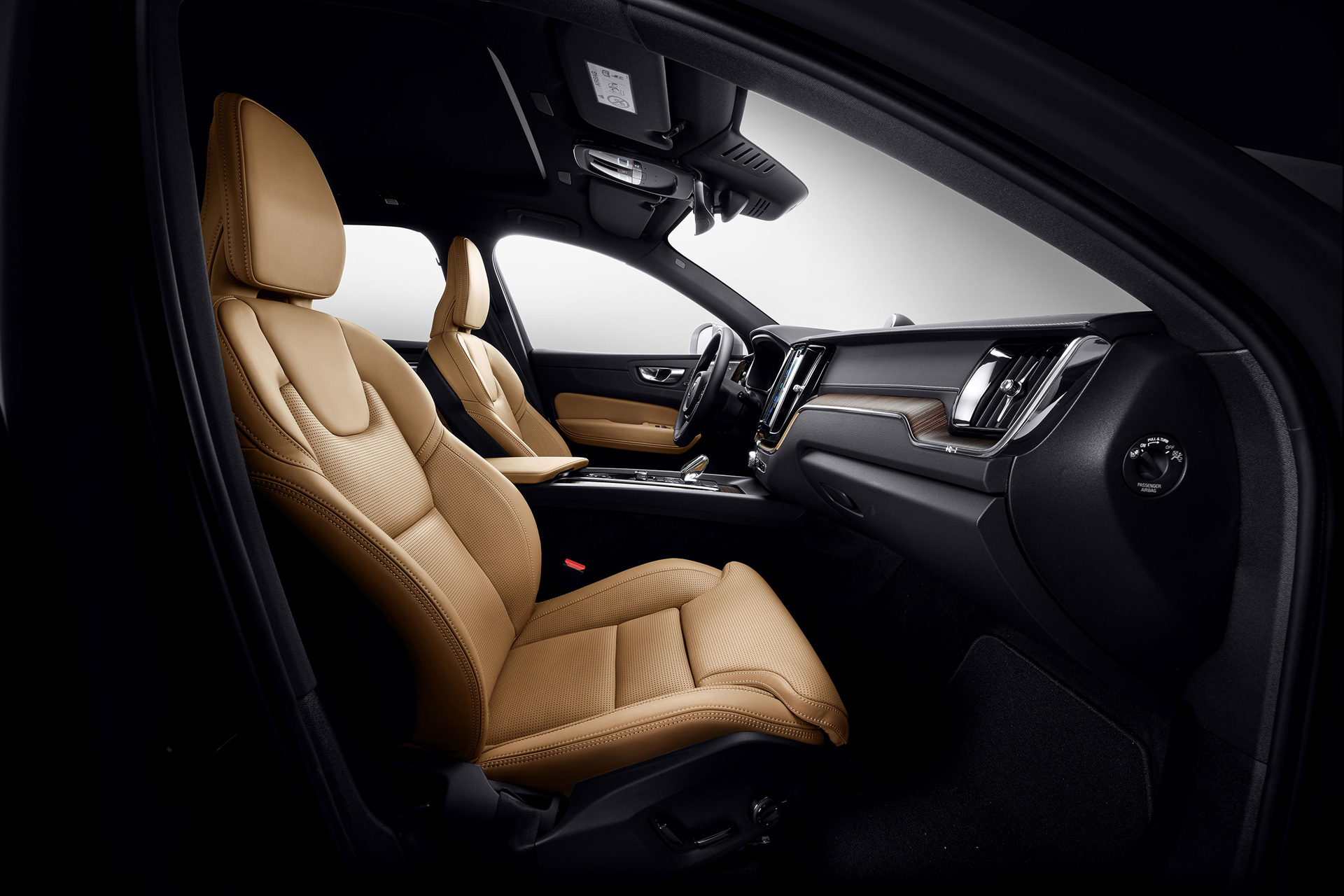 2025년식 볼보XC60 플러그인 하이브리드 실내 1열 시트 측면 사진