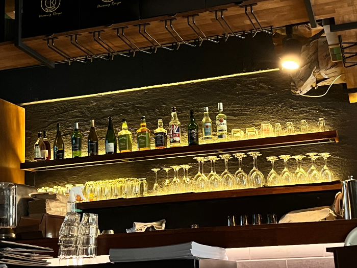 주류 진열된 카운터 겸 바 2