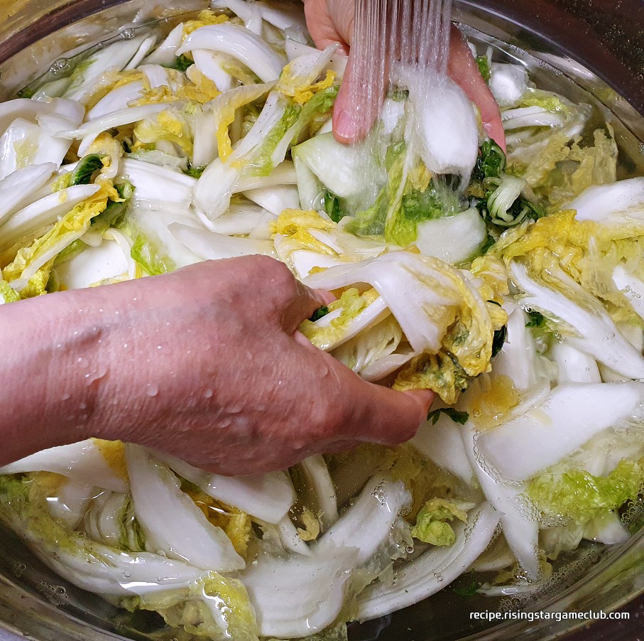 배추겉절이에 들어갈 절여진 배추를 물에 씻어 주는 사진