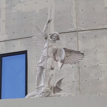 용인 신봉동성당 앞에 있는 성 미카엘 대천사 상