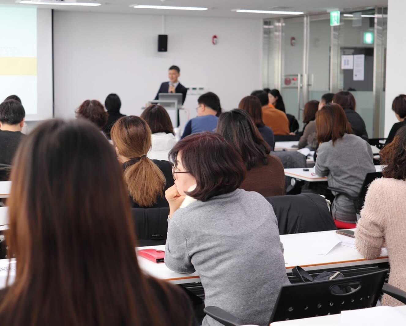 청년들이-창업교육을-받고-있는-사진입니다.