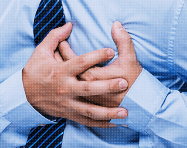 가슴을-부여잡고-있는-사람