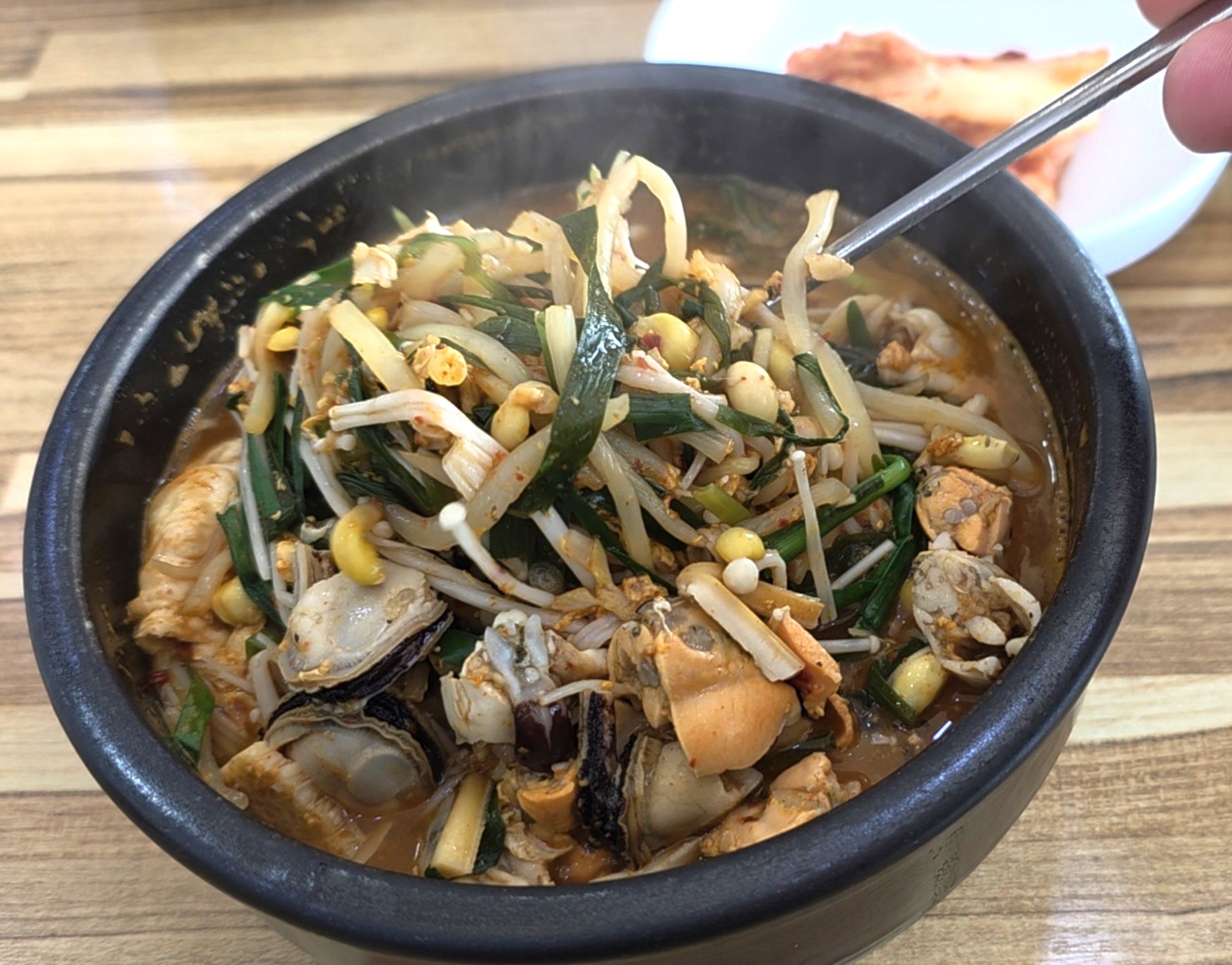 홍합해장국 건더기 푸짐