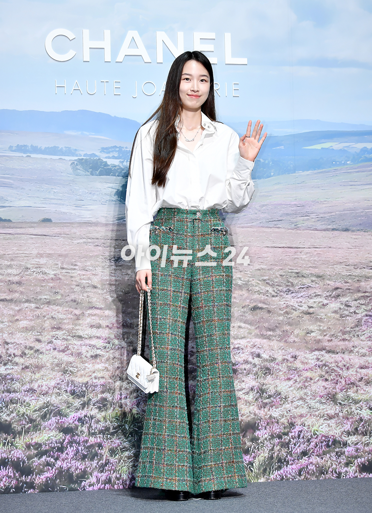 배우 원지안이 27일 오후 서울 광진구 파이팩토리 스튜디오에서 열린 트위드 샤넬 주얼리 행사에서 포토타임을 갖고 있다. [사진=곽영래 기자]