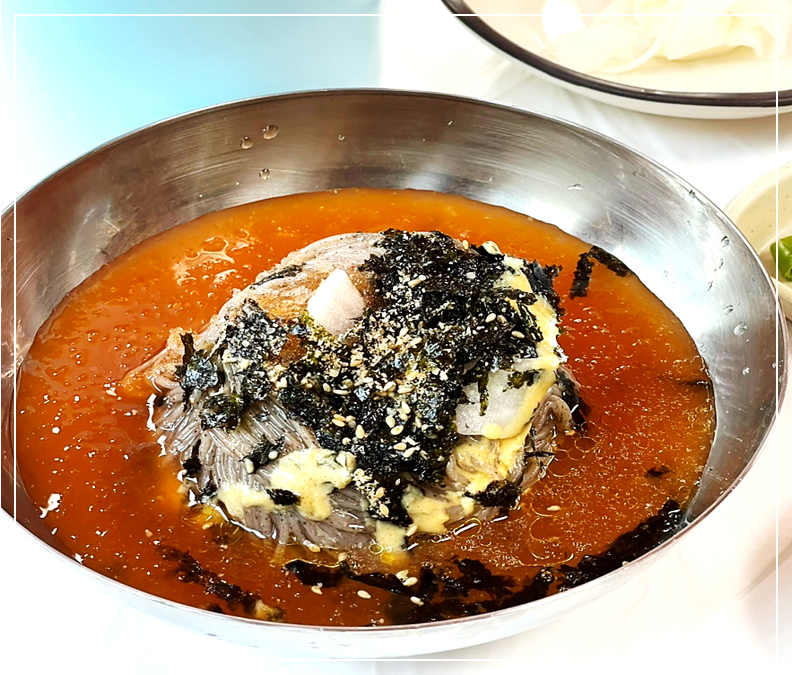 육수가 가득 담긴 옛날원대막국수의 물막국수 클로즈업