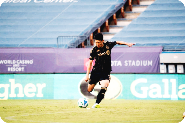 원정경기 FC댈러스전에서 오른발 프리킥을 차는 순간 .[사진=LAFC 제공]