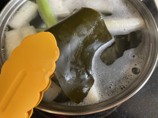 콩나물국 황금레시피 - 육수 낼 때, 물 끓으면 다시마는 바로 건져내기