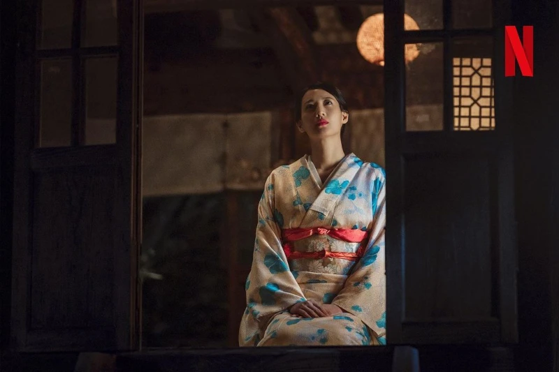 경성크리처 시즌 1에 기모노를 입고 앉아 있는 마에다 역의 수현