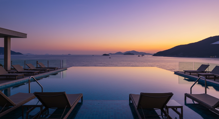 바다와 수영장이 하나로! 서해안 럭셔리 호텔 수영장에서 즐기는 완벽한 호캉스