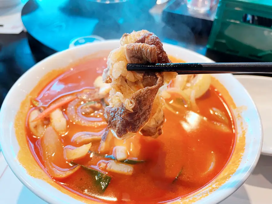 차돌박이가 들어간 차돌짬뽕의 모습 흰그릇에 빨간짬봉이 먹음직스럽게 보인다