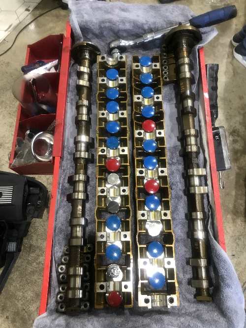 BMW 3시리즈 유압태핏(HLA) 교체 작업 중 캠샤프트와 리후다 24개가 정렬된 정비 현장