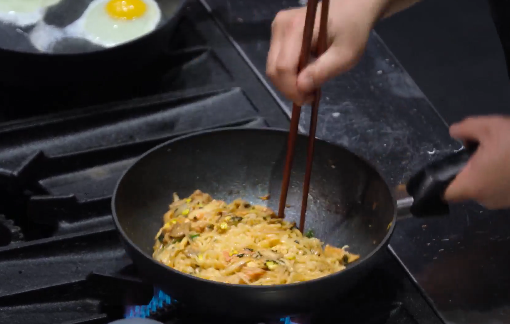 면과-함께-볶아낸다