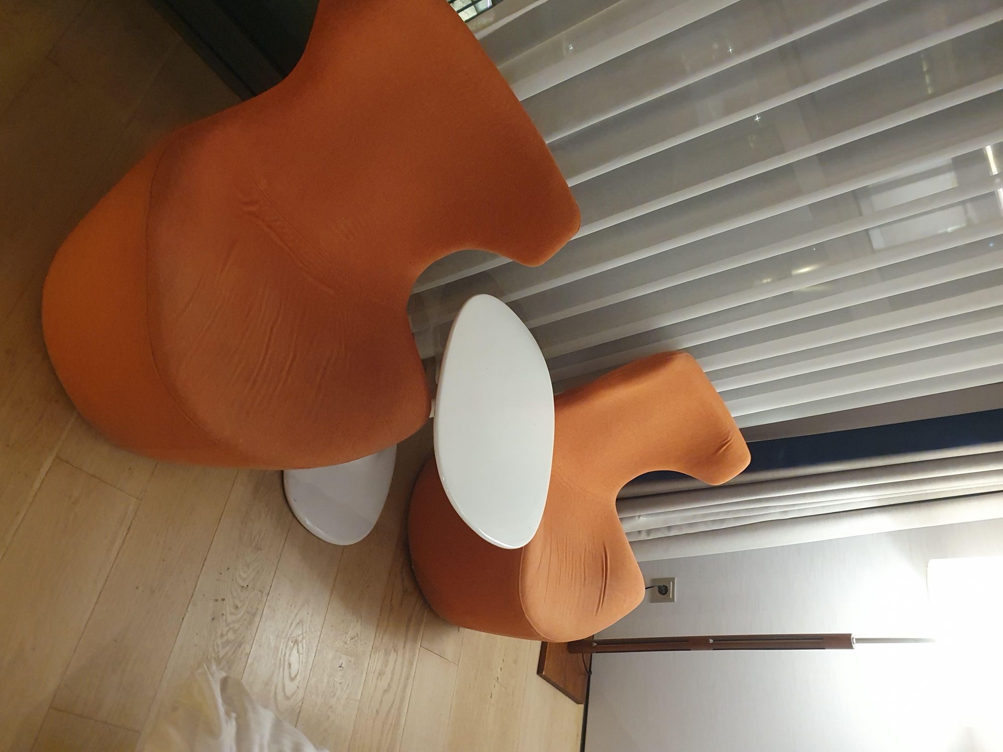 객실내 소파와 테이블