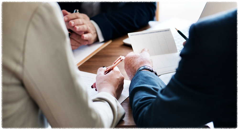 통장을-들고-계약서-앞에-앉아있는-사람들