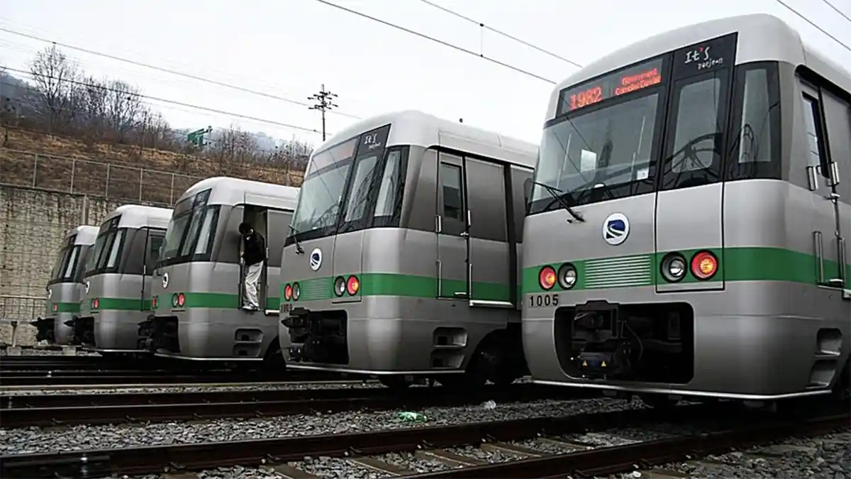 대전도시철도1호선-정차중인-열차-사진