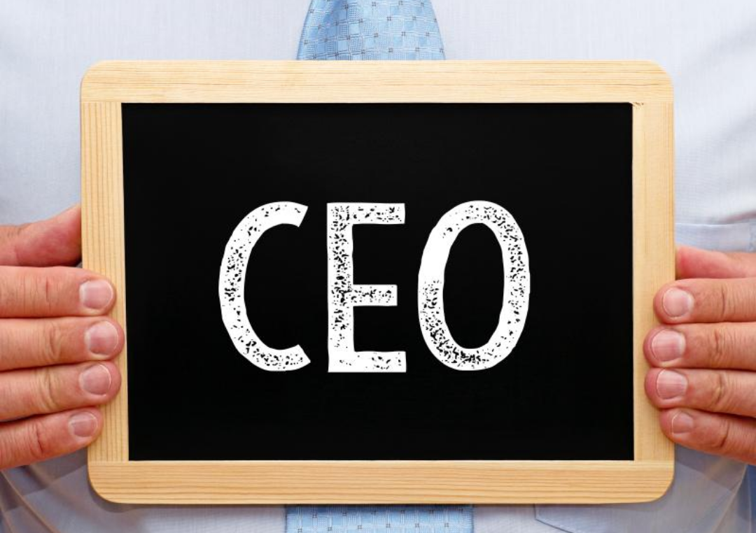 영어로 CEO라고 적혀있다.
