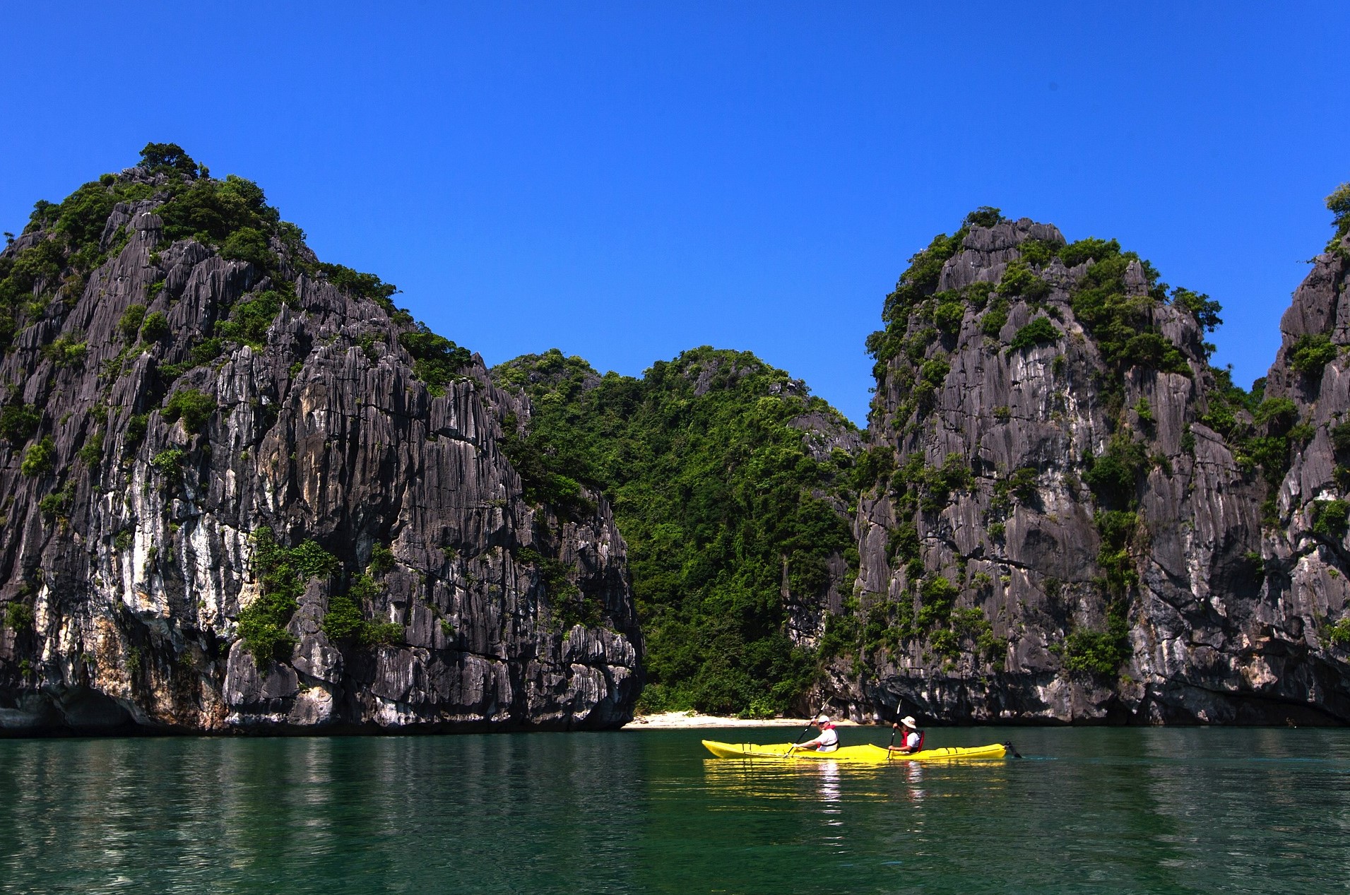 하롱베이에서의-카약