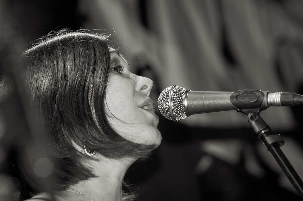 뮤지컬 노래 연습을 하고 있는 사람의 사진