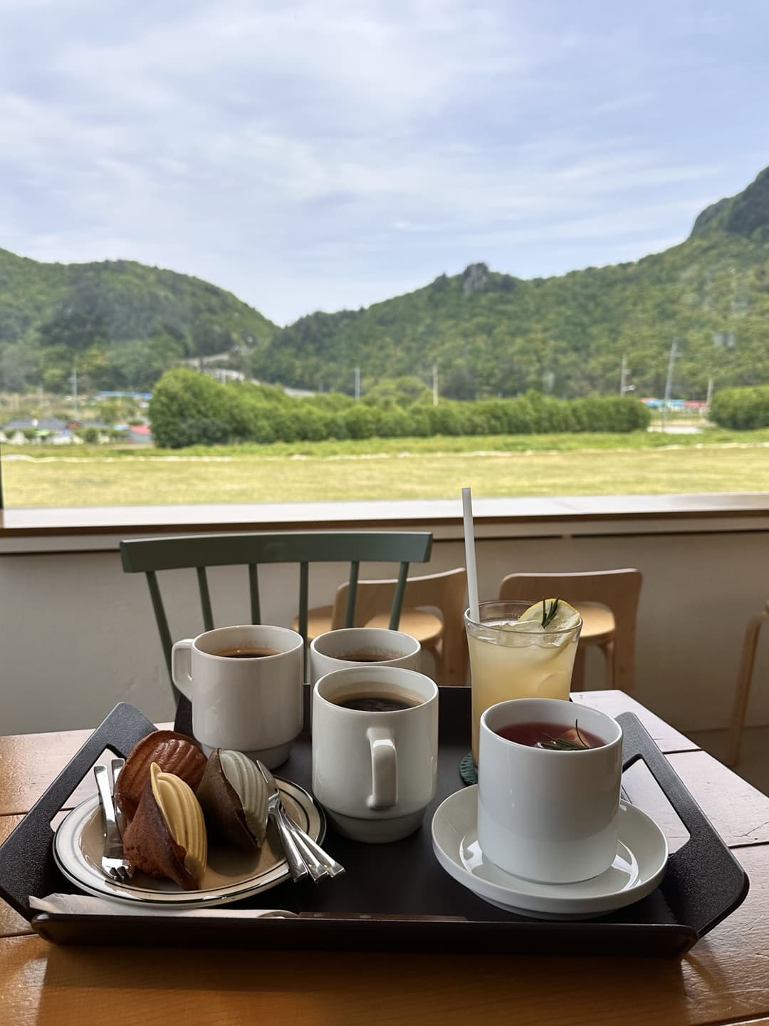 커피 한 잔의 여유와 달콤한 디저트