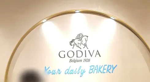 여의도-더현대서울-백화점-고디바베이커리-계산대-간판