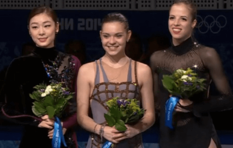 소트니코바 금메달 받고 기뻐하는 장면