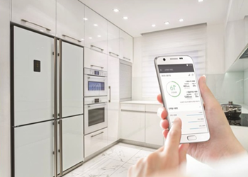 집안의 가전기기를 스마트폰으로 컨트롤하는 IoT 기술의 예시를 나타낸 그림