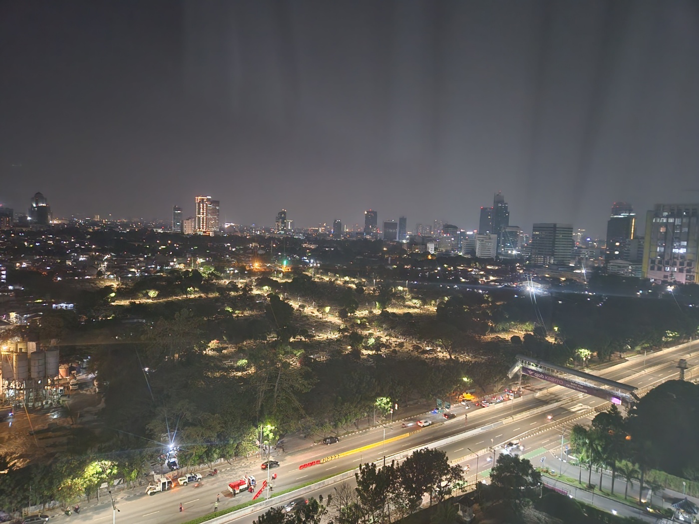 인도네시아 도심 속 묘지 전경