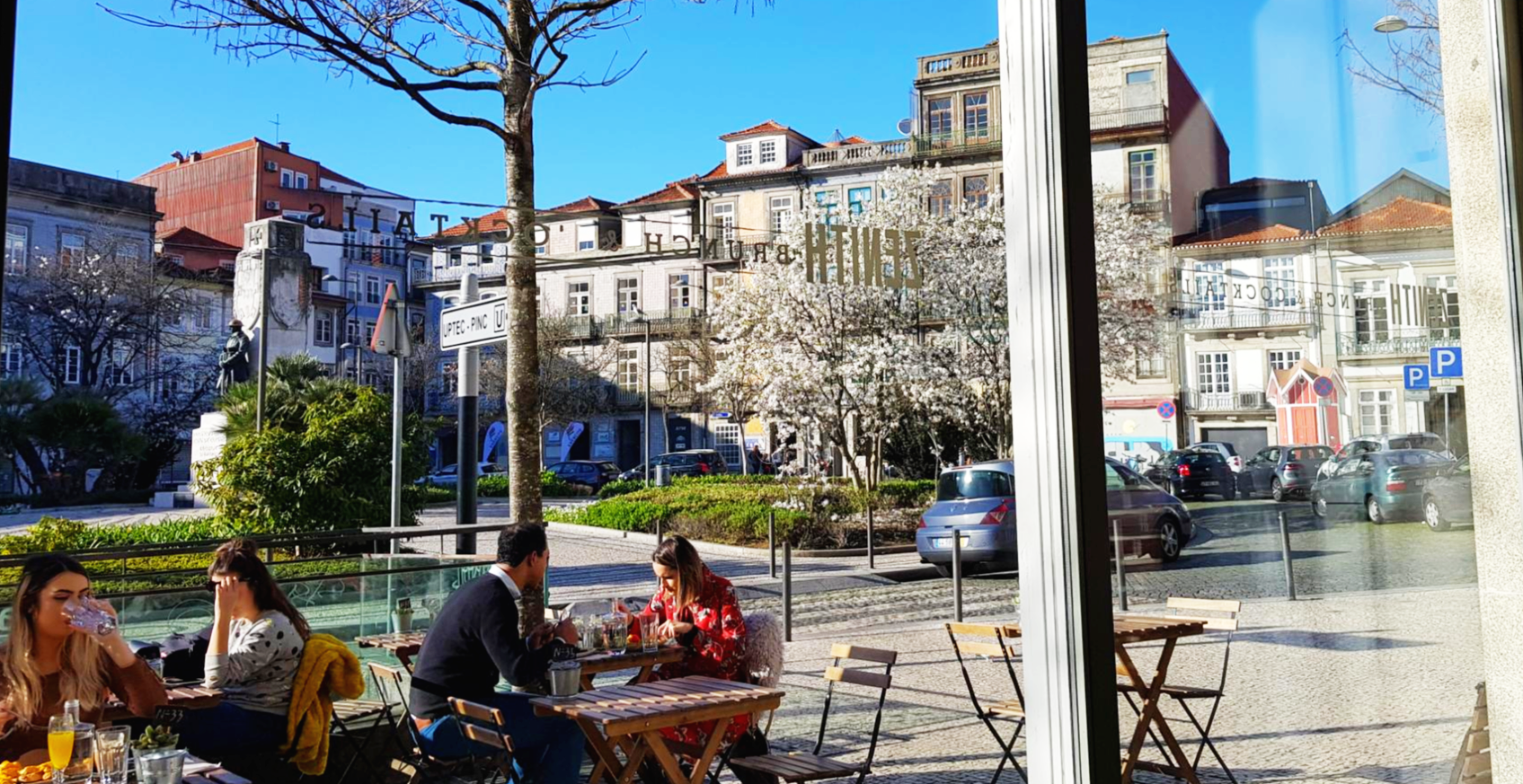 포르투갈 포르토 제니스 카페 안에서 꽃을 바라보며