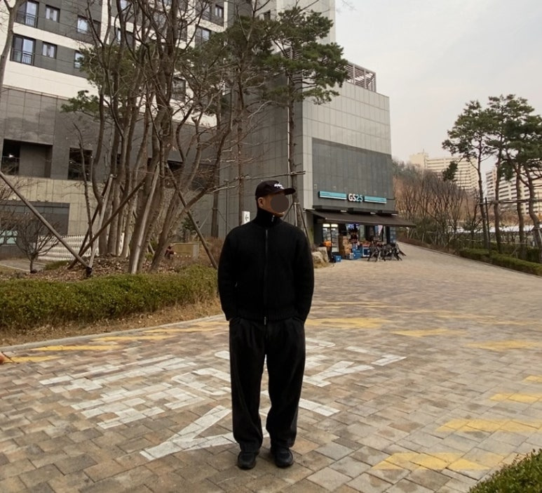데일리룩('26.3.20.)에페 EEFE 빈티지 할리우드 스타 볼캡, 르마드 에어울 하이넥 사선 집업 니트 블랙 카디건, 무신사스탠다드 와이드 벌룬 팬츠, 아식스 조그 100 블랙