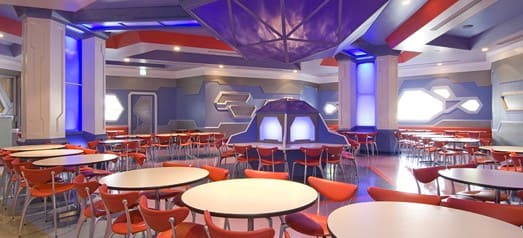 넓은 홀에 둥근 테이블과 의자들이 많이 놓여 있다.