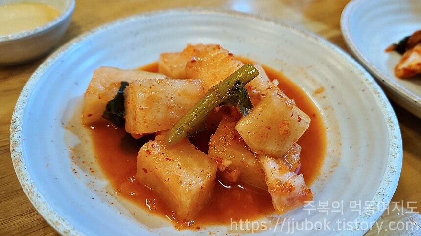 별미뼈해장국-신기점-밑반찬-깍두기