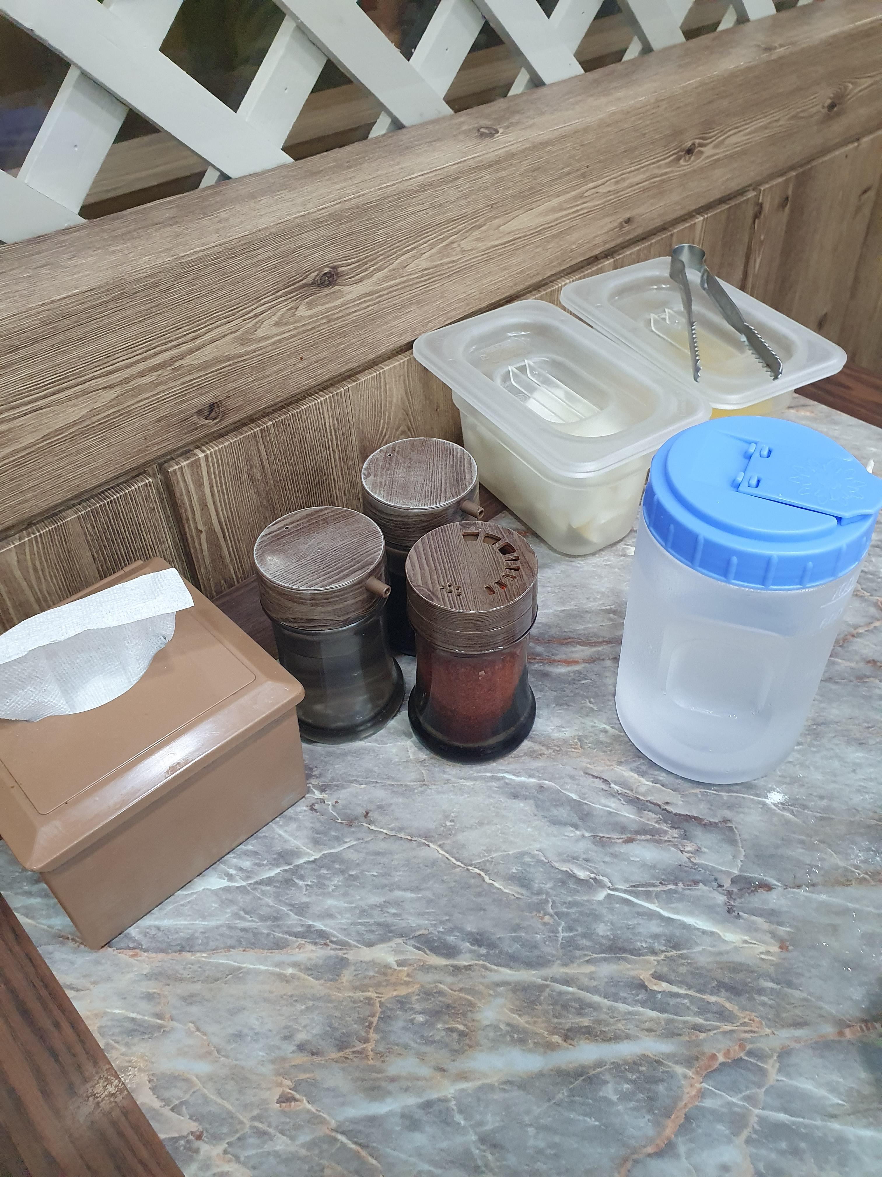 테이블에 있는 기본 세팅된 반찬