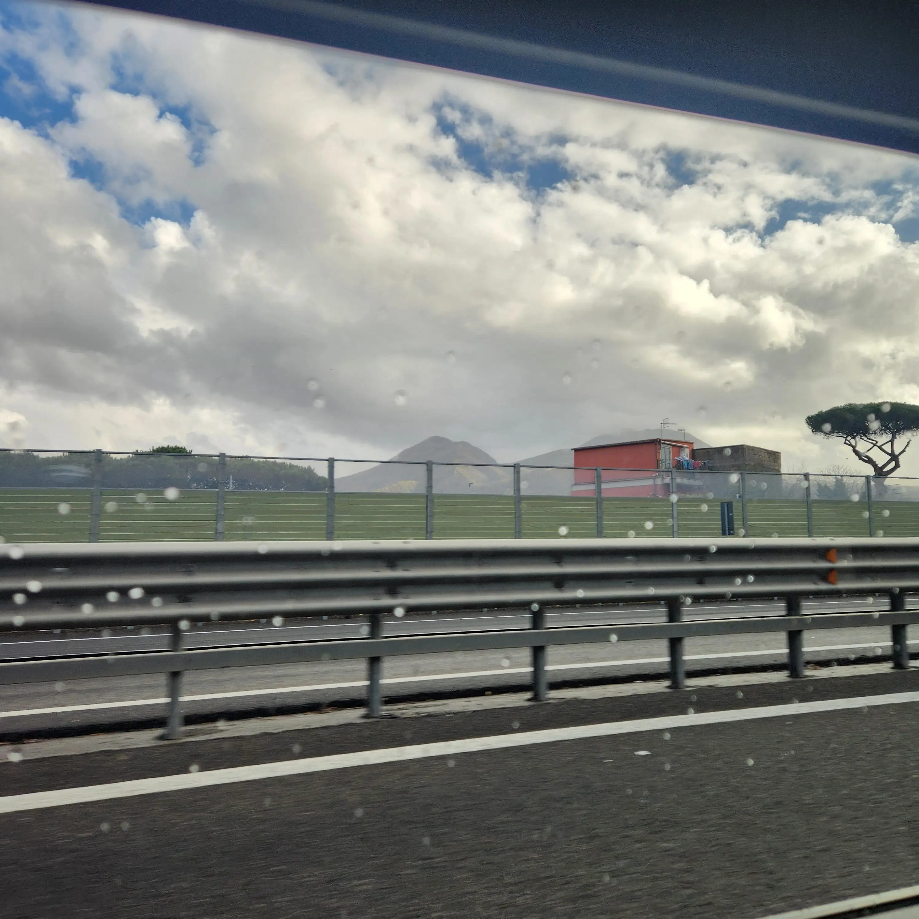 멀리-보이는-베수비오-화산