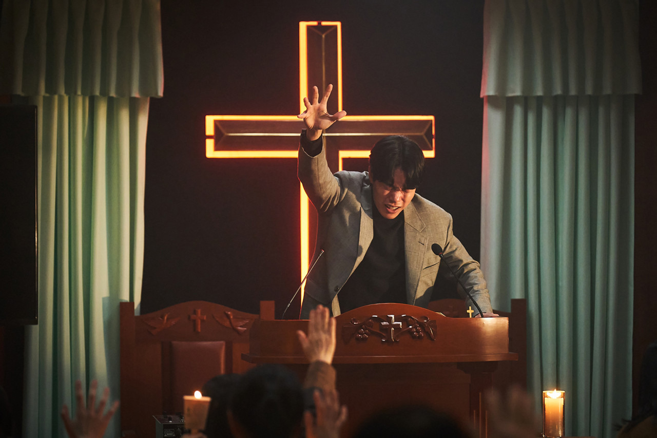 계시록에서 목사로 분한 류준열