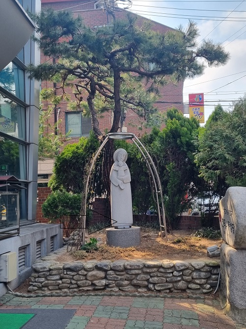 용마산성당 성모동산 성모자상 사진