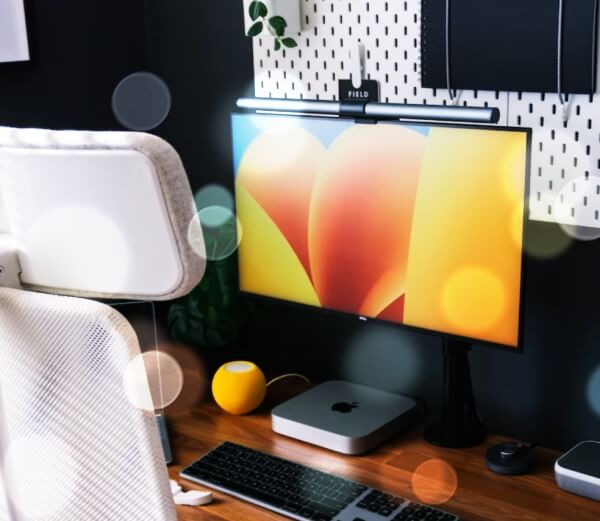 모니터가-있는-사무실-책상