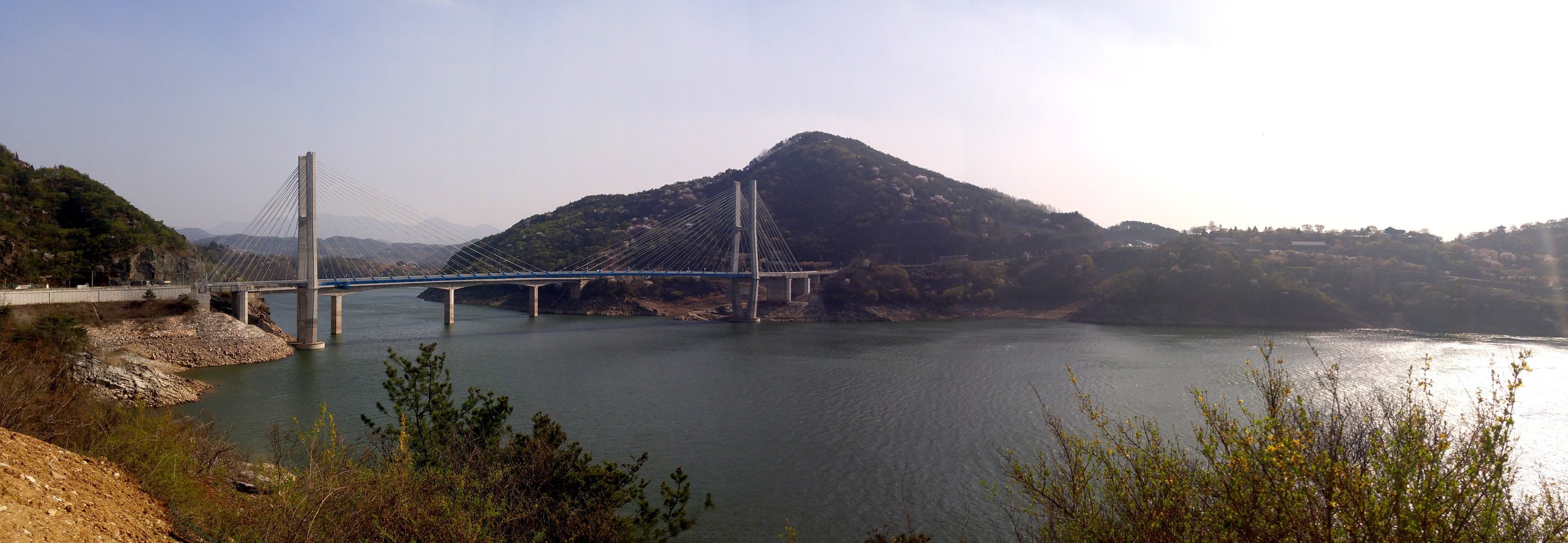 호수위를 떠 있는 큰 다리