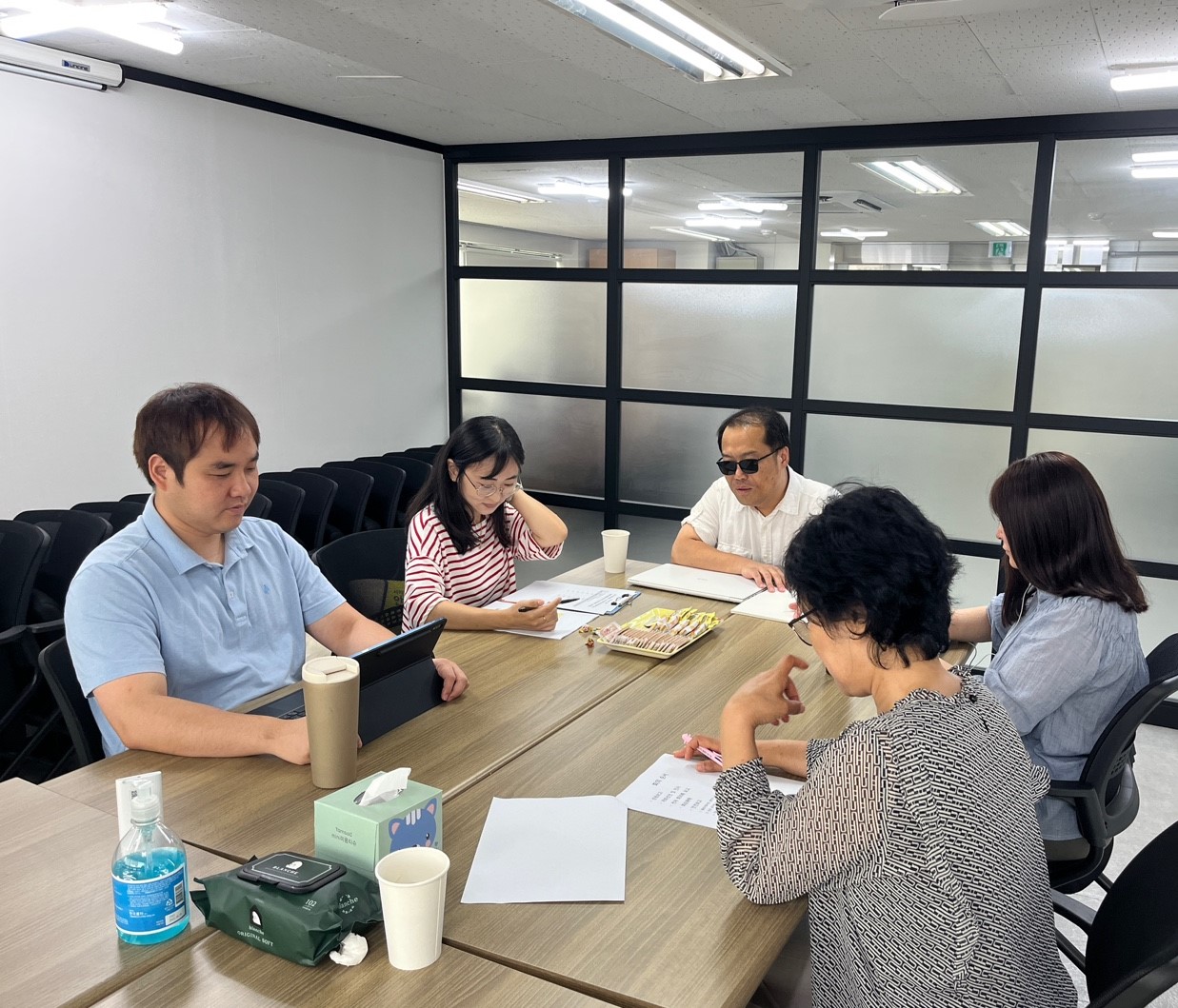 운영위원장이 개회선언을 하는 모습