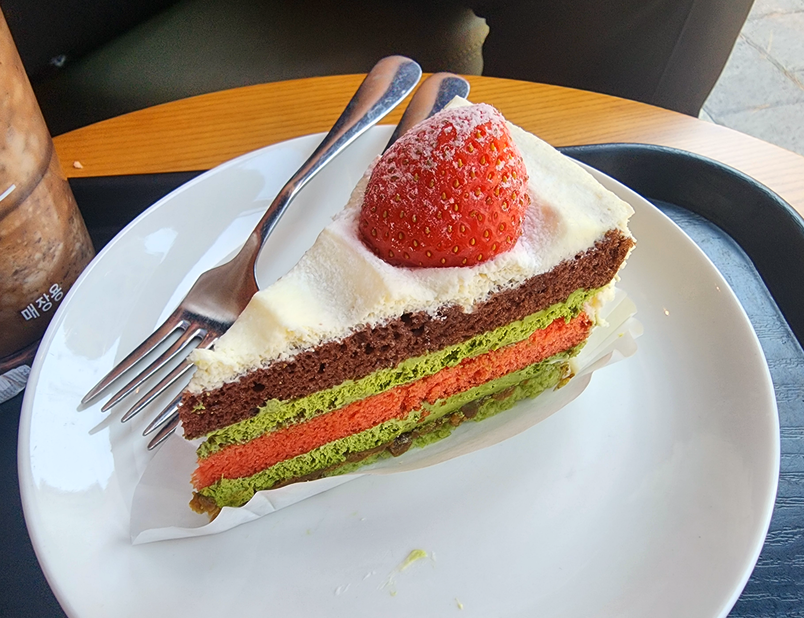 스타벅스신메뉴_피스타치오딸기생크림케이크