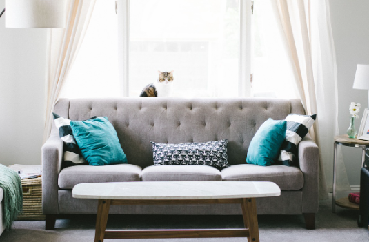 왜 거실의 소파 위치가 가족 대화에 영향을 미칠까?