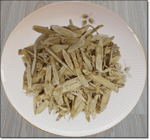 썰어놓은 황기 차