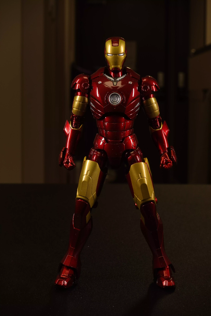 지속광-조명으로-촬영한-아이언맨-피규어-사진