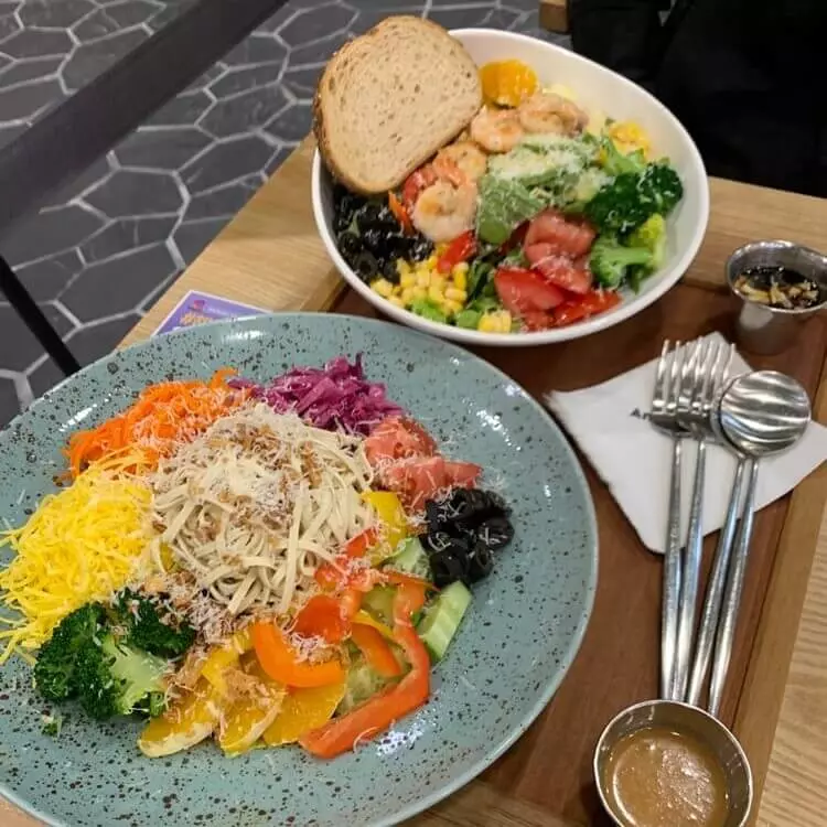 두부면 파스타 및 아보카도 쉬림프 샐러드