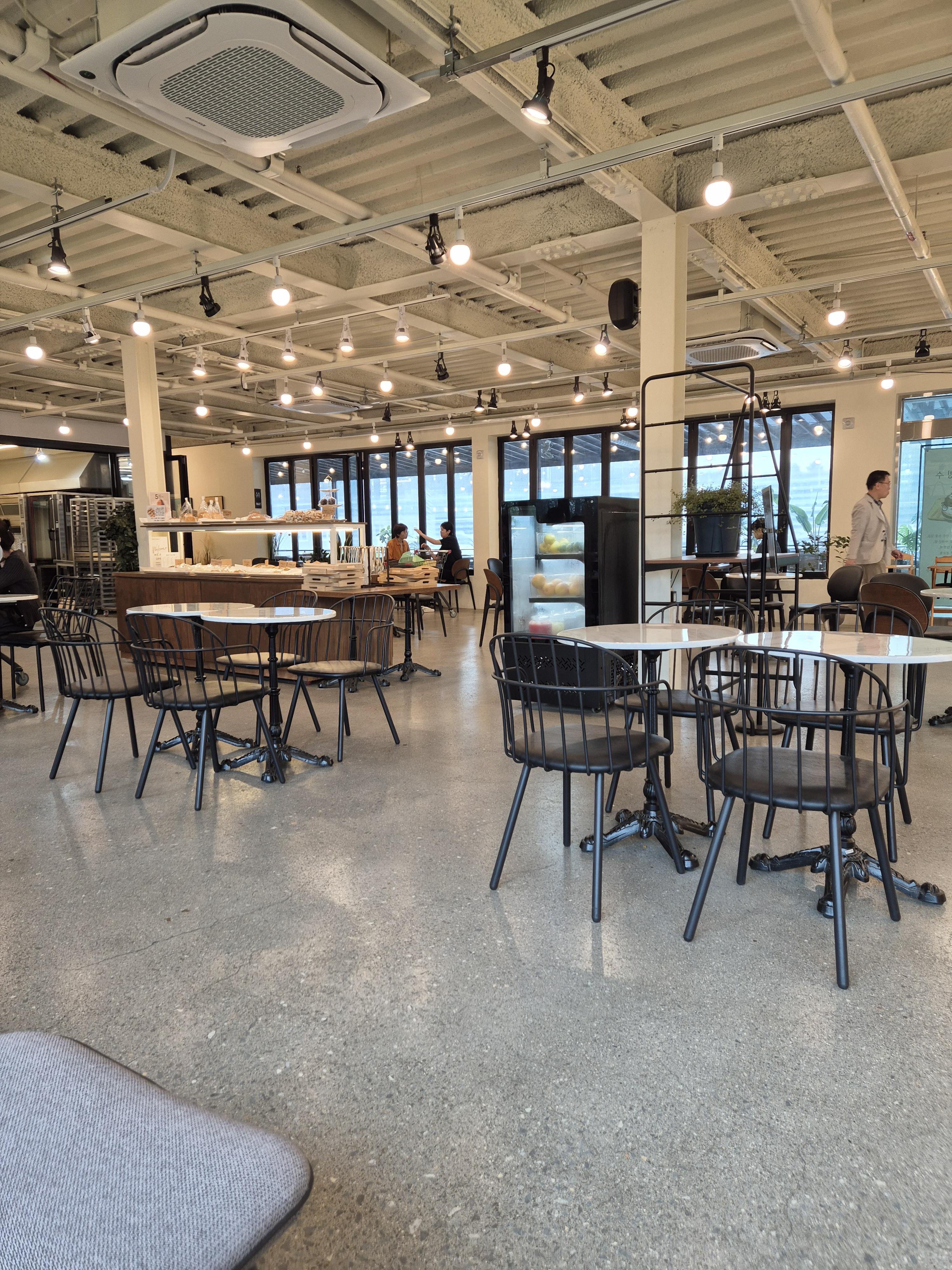 관저동 파운딩 파머스 카페 매장