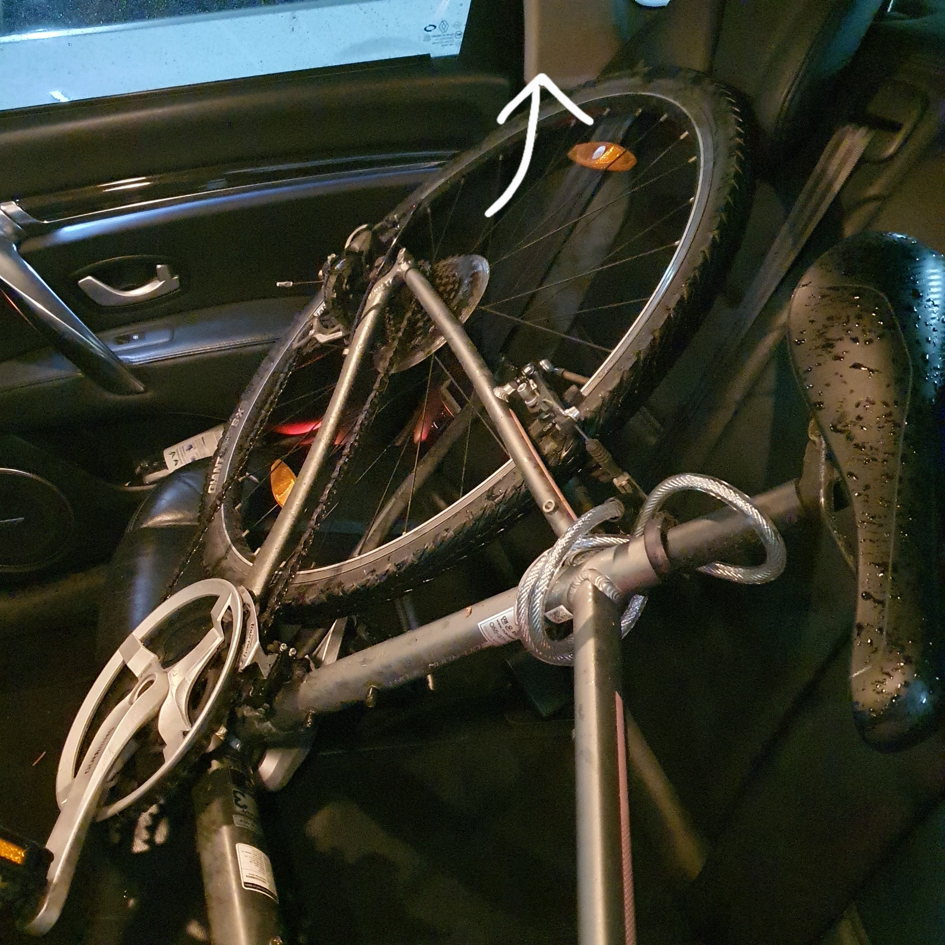 자전거 바퀴 빼지 않고 승용차 뒷좌석에 싣는 법