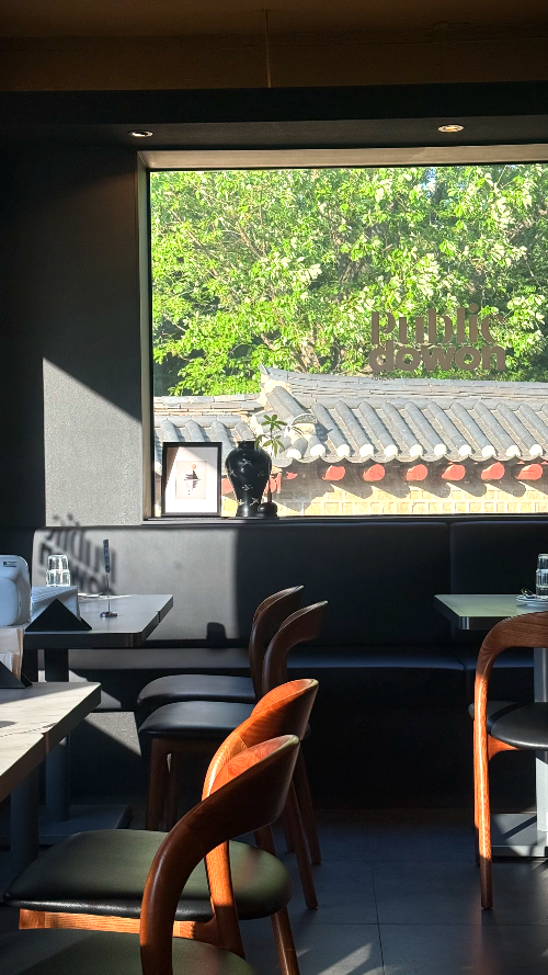 창가 자리에서 바라본 서순라길 한옥지붕 풍경