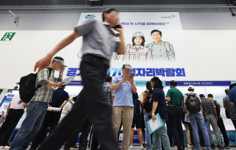 9일 경기도 수원시 권선구 수원메쎄에서 열린 '경기도 5070 일자리 박람회'에서 구직자들이 채용정보 게시판을 살펴보고 있다.